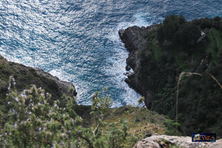 il mare che si infrange nella gola.JPG